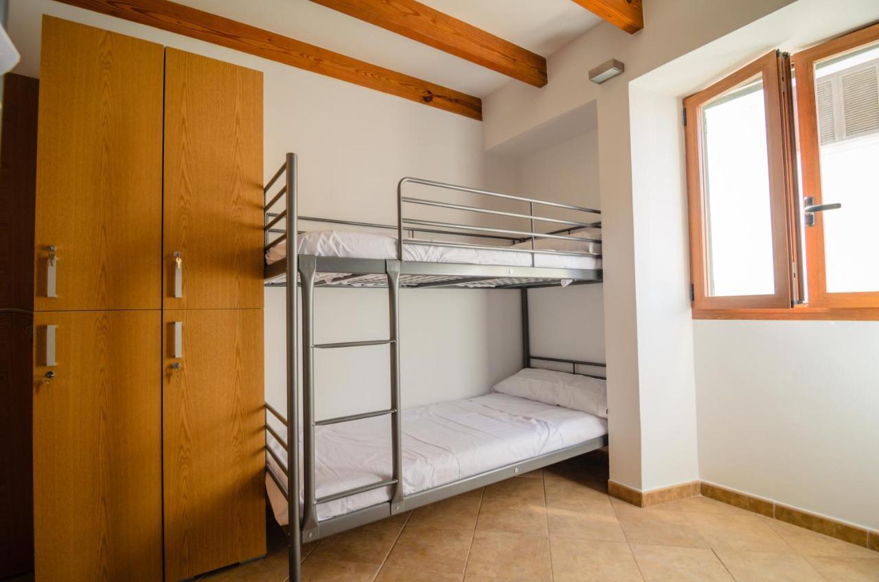 Embat - Hostel Монтуірі Екстер'єр фото