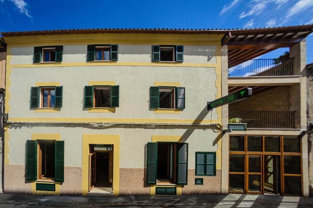 Embat - Hostel Монтуірі Екстер'єр фото